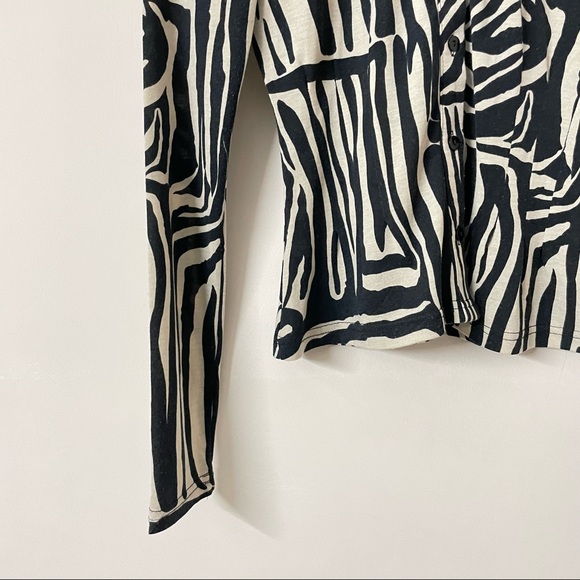 Abstract Stripes Printed Knitted Top - Picture 7 of 9